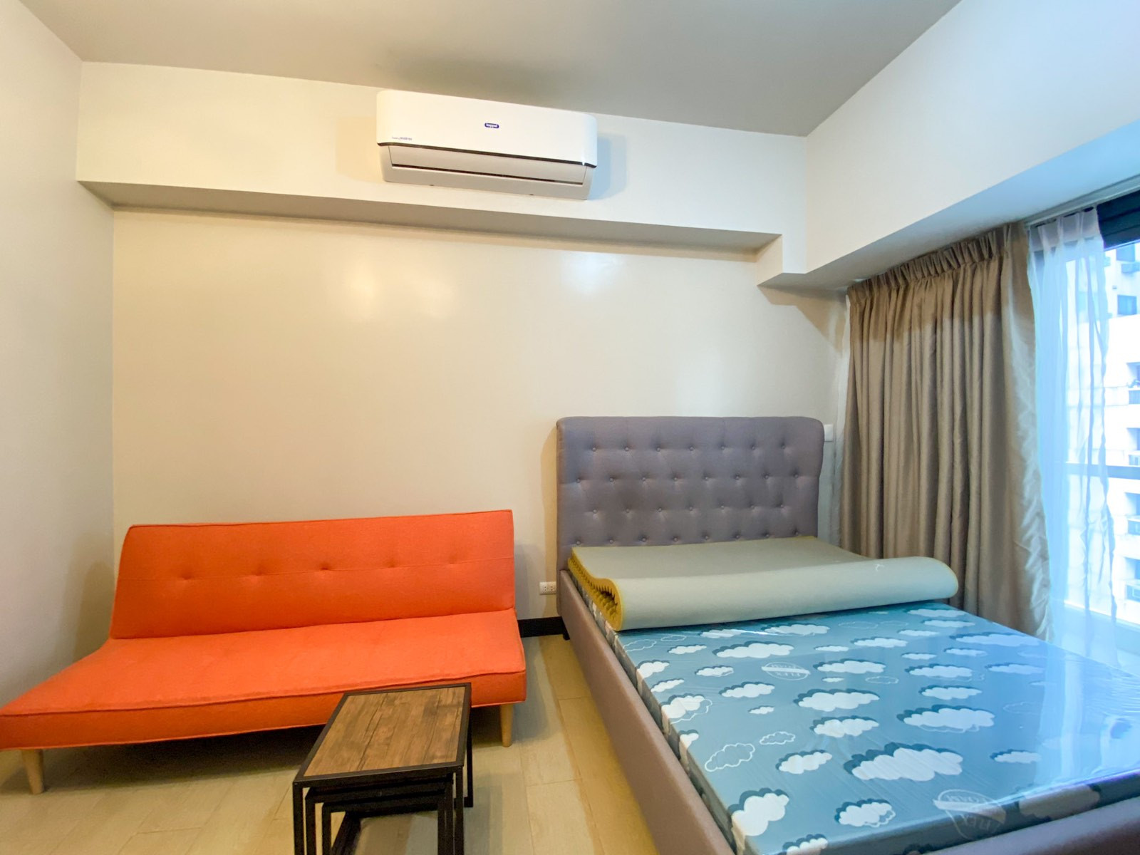 Studio in Salcedo Skysuites Salcedo Village Makati Condo for Rent Property ID: RT006 — photo 2