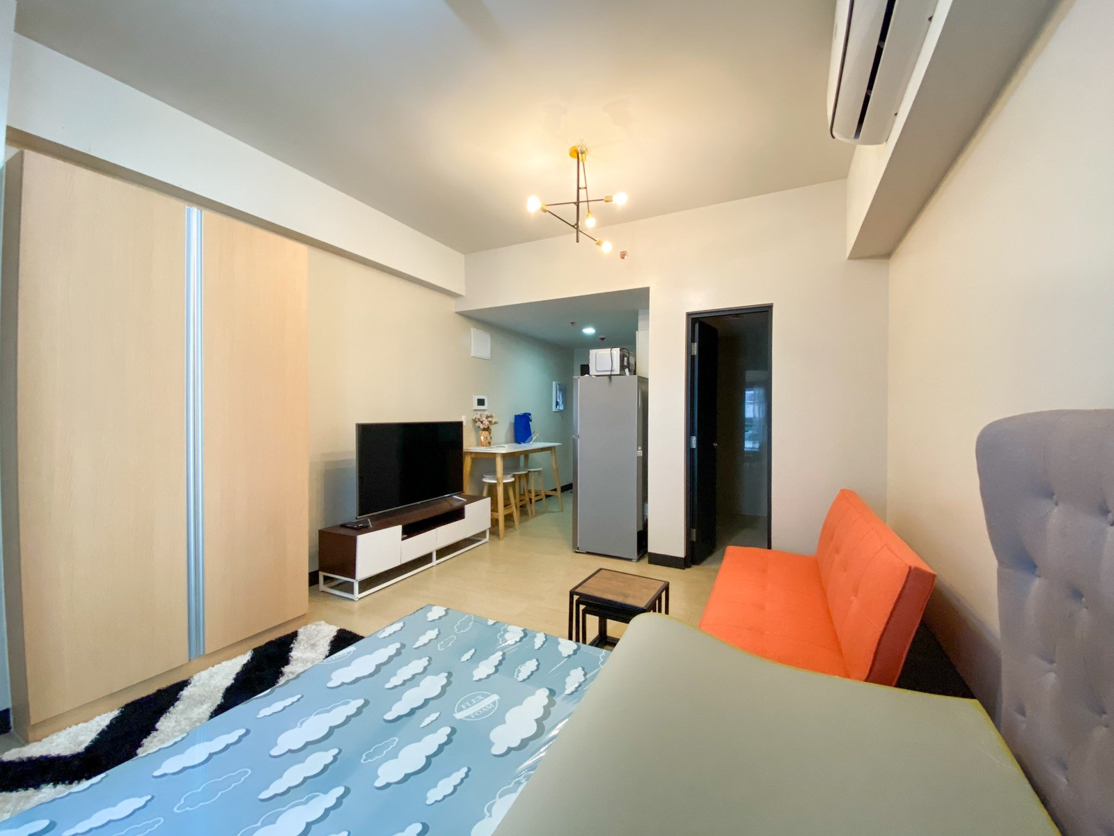 Studio in Salcedo Skysuites Salcedo Village Makati Condo for Rent Property ID: RT006 — photo 5