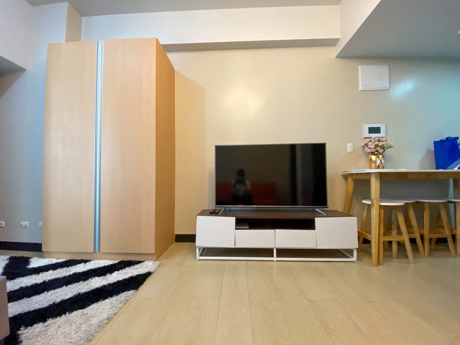 Studio in Salcedo Skysuites Salcedo Village Makati Condo for Rent Property ID: RT006 — photo 6