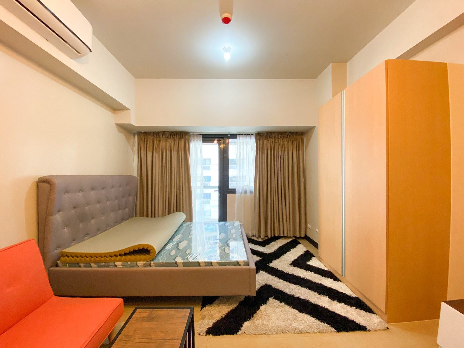 Studio in Salcedo Skysuites Salcedo Village Makati Condo for Rent Property ID: RT006 — photo 7