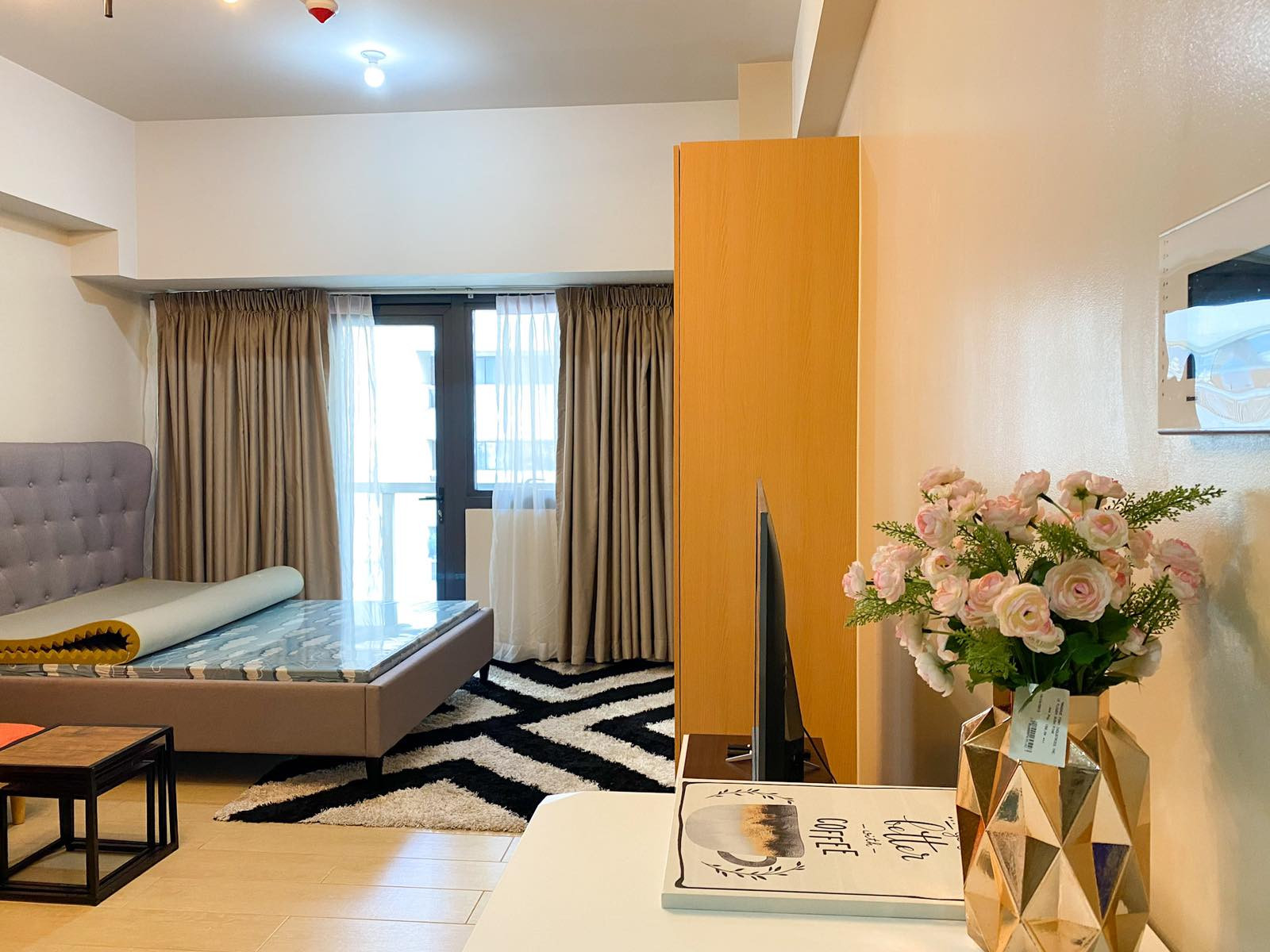 Studio in Salcedo Skysuites Salcedo Village Makati Condo for Rent Property ID: RT006 — photo 8