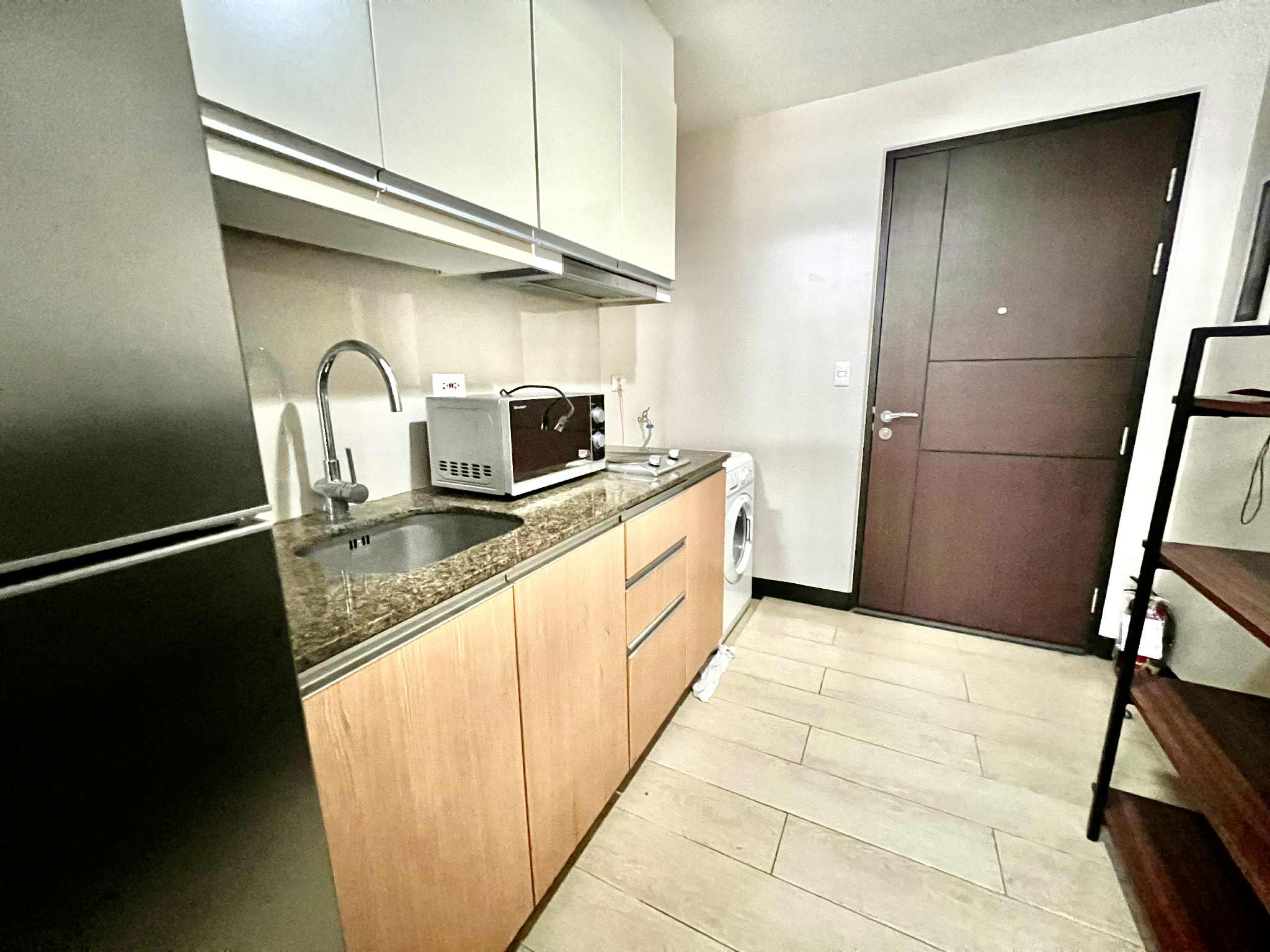Studio in Salcedo Skysuites Salcedo Village Makati Condo for Rent Property ID: RT007 — photo 1