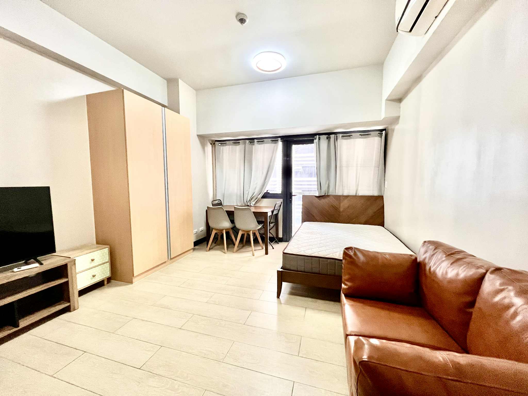 Studio in Salcedo Skysuites Salcedo Village Makati Condo for Rent Property ID: RT007 — photo 2