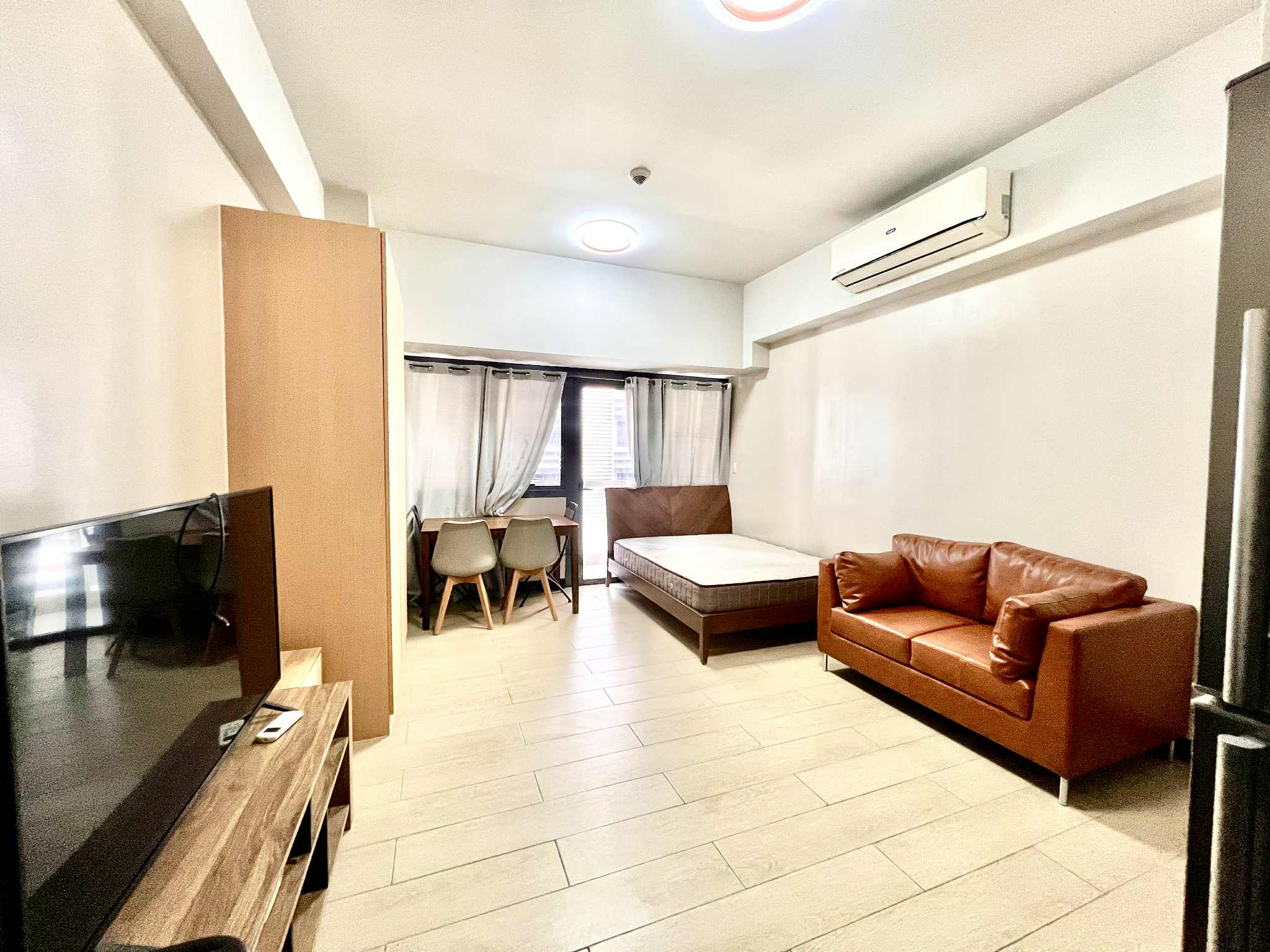 Studio in Salcedo Skysuites Salcedo Village Makati Condo for Rent Property ID: RT007 — photo 3