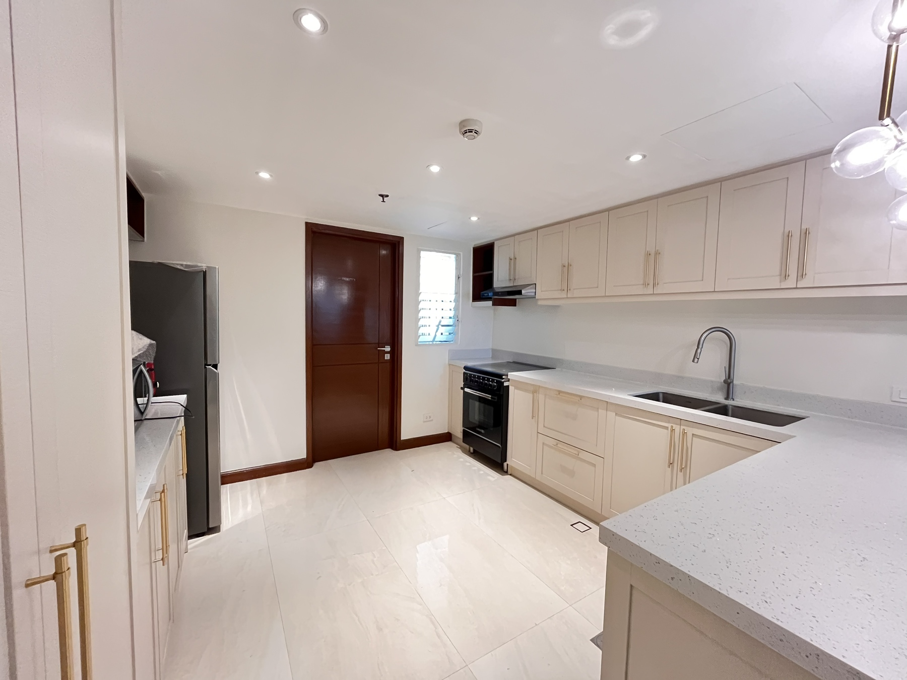 Renovated 2 Bedroom for Rent in Frabella Condominium Legaspi Makati. Property ID: FM020 — photo 8
