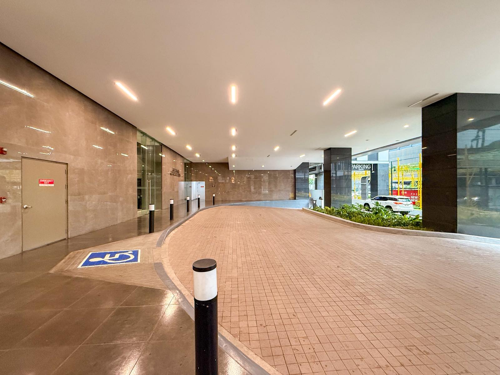 Bare Office Unit in Park Triangle Corporate Plaza. Property ID: FM048 — photo 5