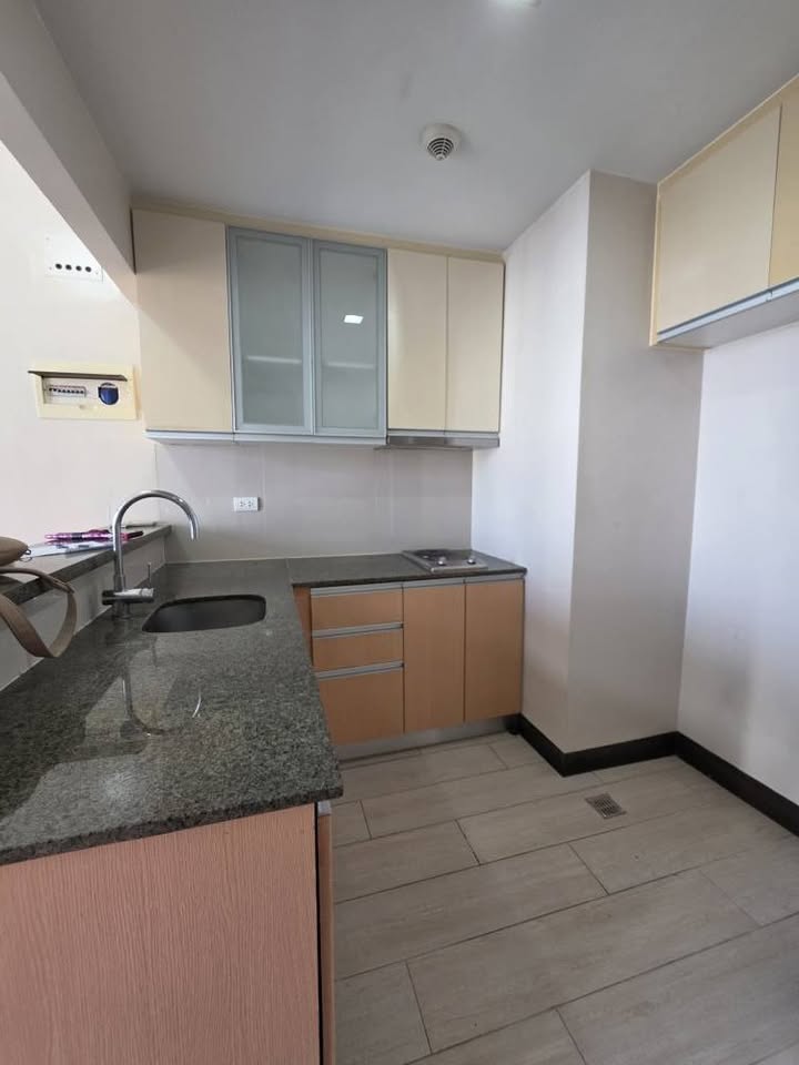 Studio in Greenbelt Hamilton Tower 1 Legaspi Village Makati City Condo for Rent Property ID: RT043 — photo 5