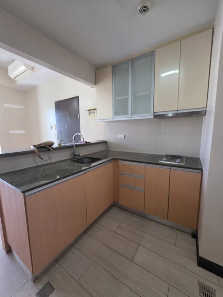 Studio in Greenbelt Hamilton Tower 1 Legaspi Village Makati City Condo for Rent Property ID: RT043 — photo 6