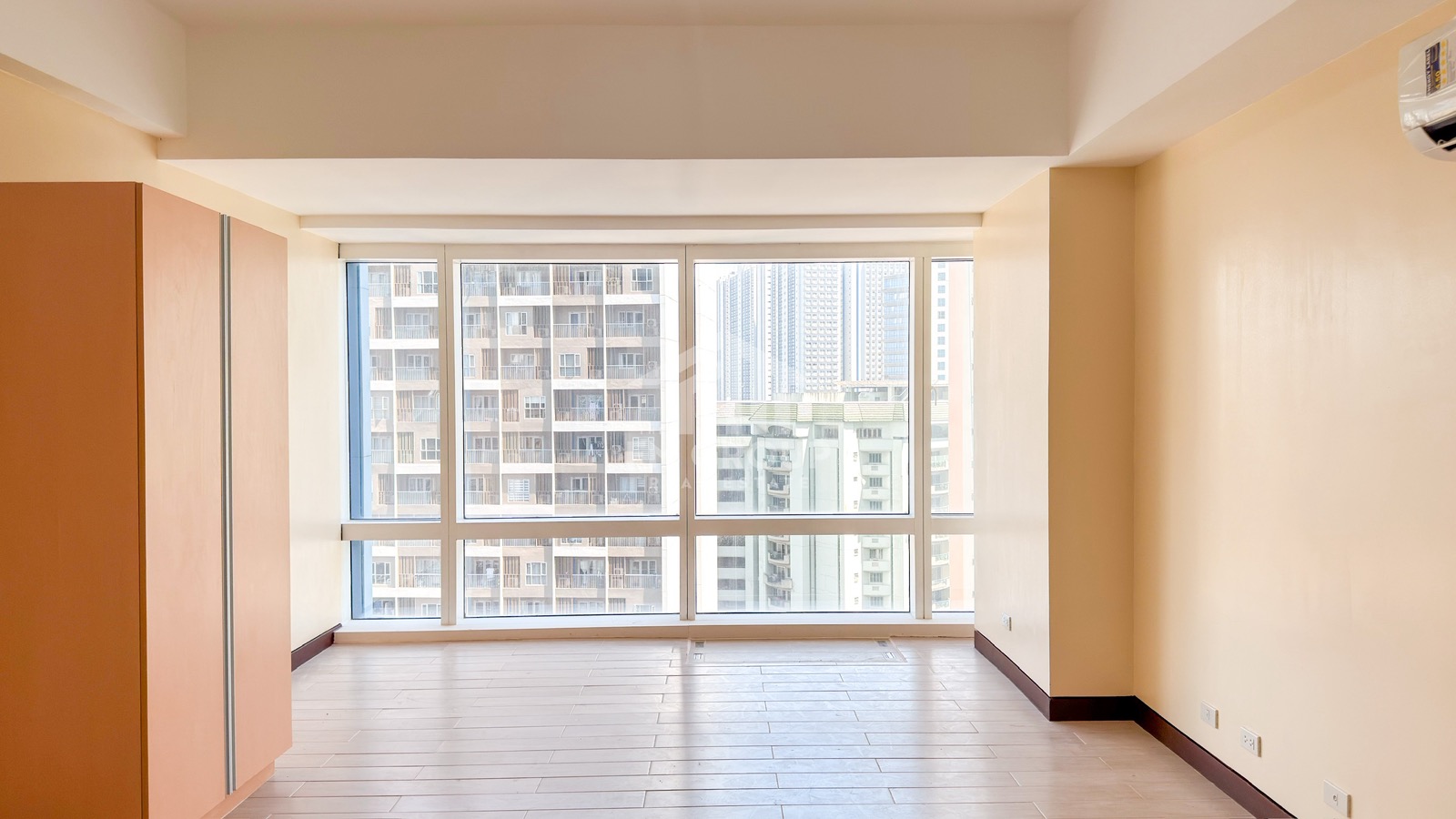 Executive Studio for Sale in Two Central Salcedo Makati, Property ID: FM060 — photo 1