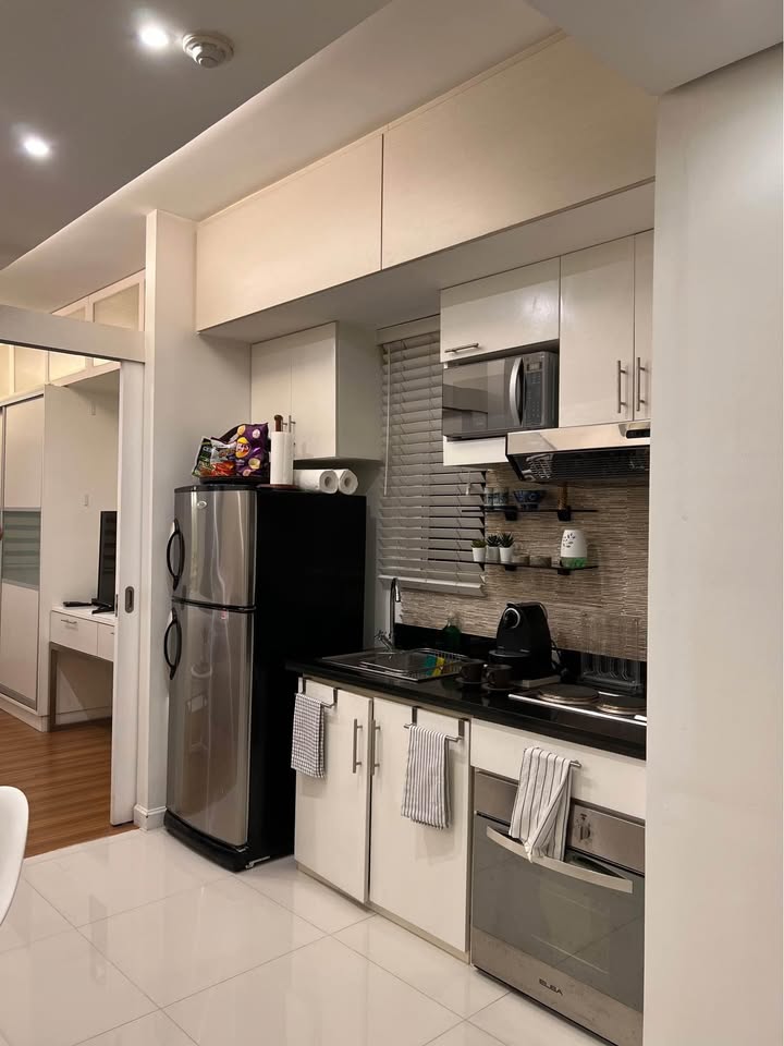 1 Bedoom in The Columns Legaspi Village Makati Condo for Rent Property ID: RT071 — photo 2