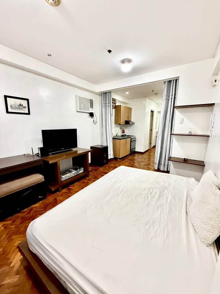 Studio in The Columns Ayala Makati City Condo for Rent Property ID:RT078