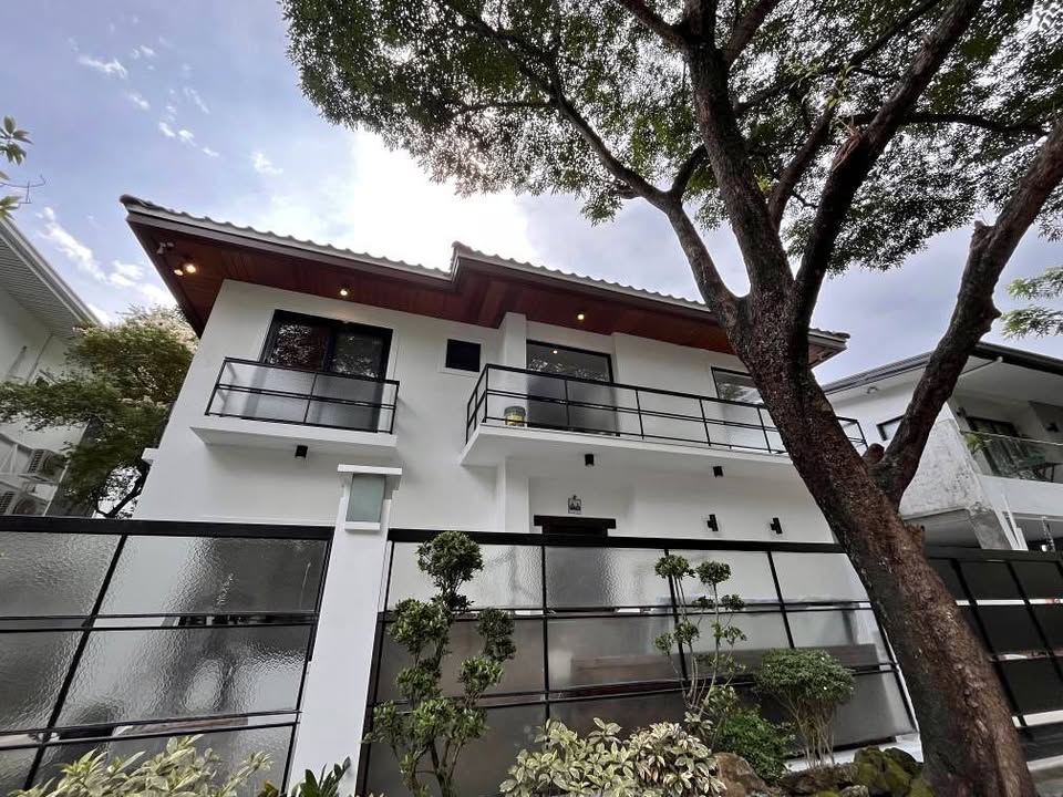 5 Bedroom in Paseo De Magallanes Makati City House & Lot for Sale Property ID: RT080 — photo 1