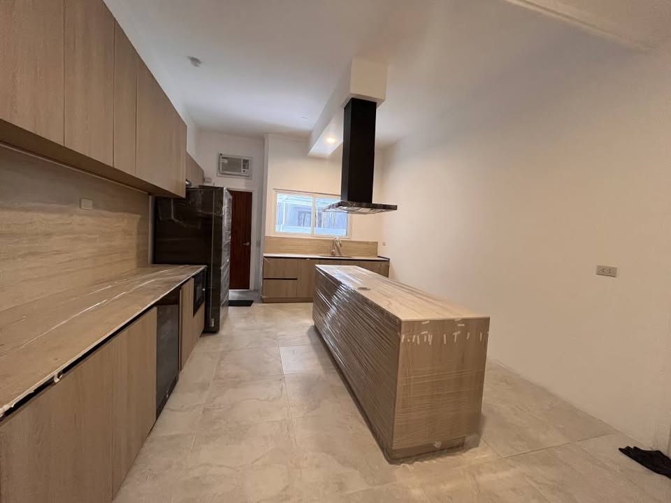 5 Bedroom in Paseo De Magallanes Makati City House & Lot for Sale Property ID: RT080 — photo 9
